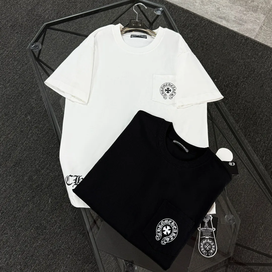 P170 Chrome Hearts 25 high-end versions. The fabric is made of 300 grams of high-density pure cotton. It does not deform or shrink. It has three labels. It is the same style for men and women. Technology: suede foaming + digital printing. Color: white, black. SIZE: S-XL.